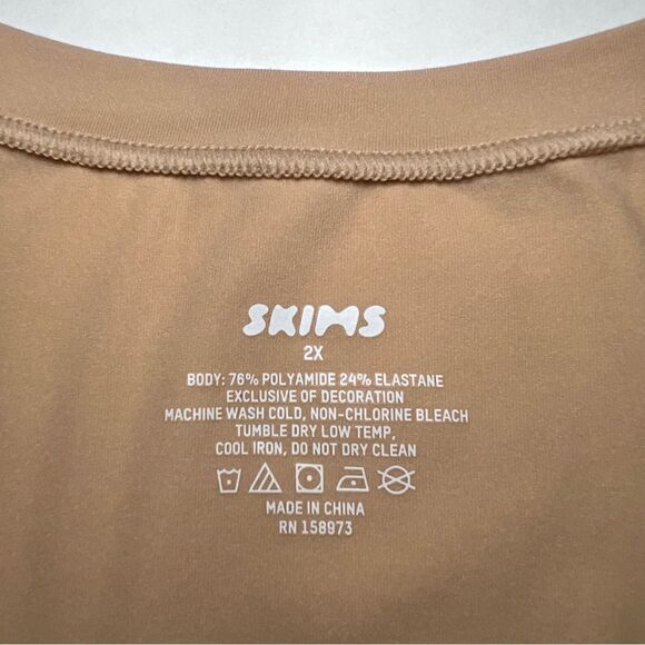 SKIMS Fits Everybody Long Sleeve T-Shirt in Clay - Picture 6 of 7